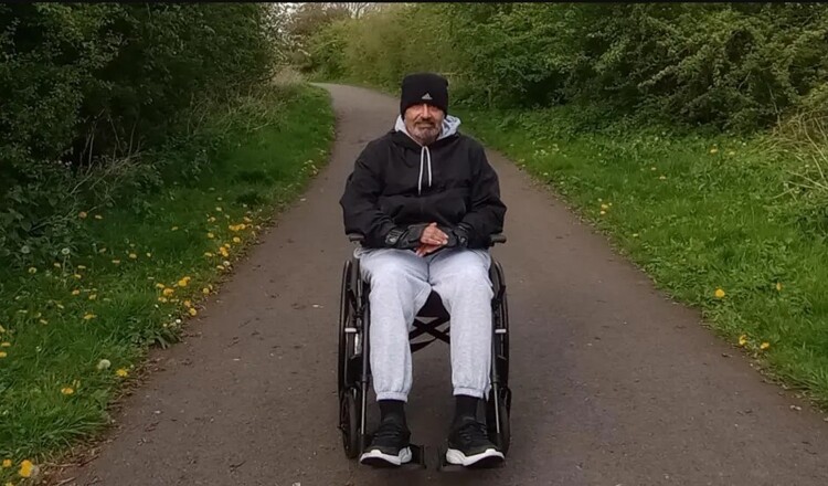 'Incredible' pupils help ex-teacher after crash